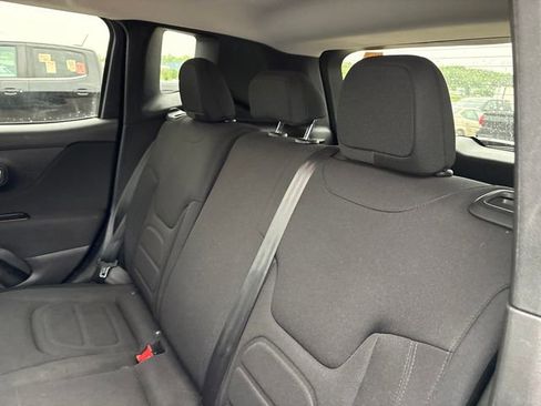 Used 2019 Jeep Renegade Latitude w/ Cold Weather Group AWD/4WD image 10