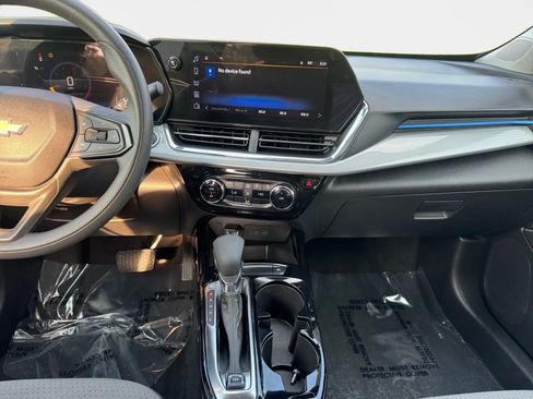 Used 2025 Chevrolet Trax LT FWD image 13