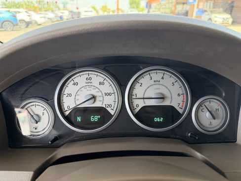 Used 2008 Chrysler Town & Country Touring FWD image 13