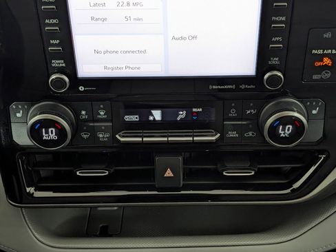 Used 2022 Toyota Highlander XLE FWD image 17