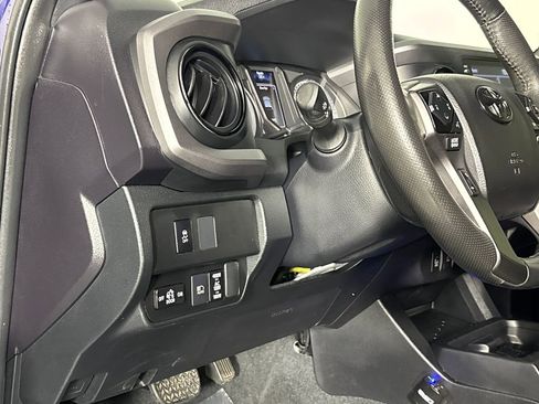 Used 2022 Toyota Tacoma TRD Sport w/ Technology Package RWD image 12