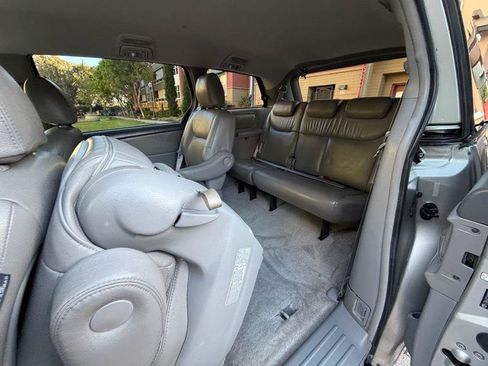 Used 2010 Toyota Sienna LE FWD image 28