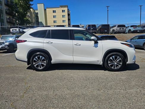 Used 2020 Toyota Highlander XLE AWD/4WD image 8