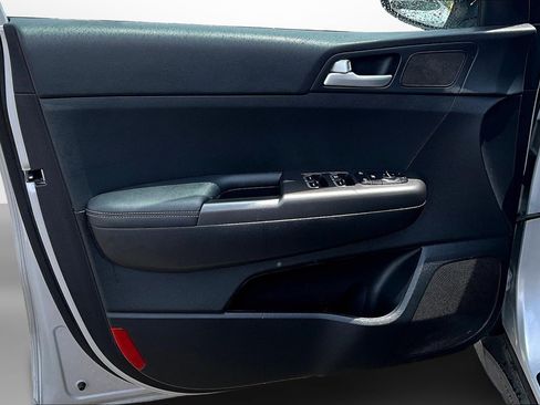 Used 2020 Kia Sportage LX image 24