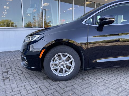 Used 2024 Chrysler Pacifica Touring-L image 10