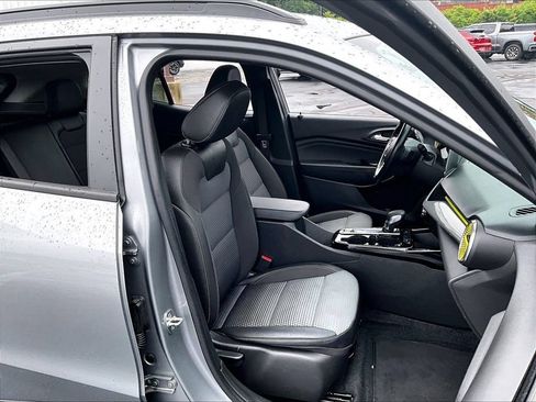 Used 2024 Chevrolet Trax LT w/ Driver Confidence Package FWD image 11