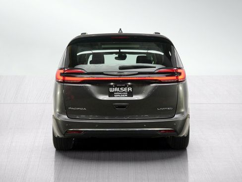 Used 2023 Chrysler Pacifica Limited FWD image 4