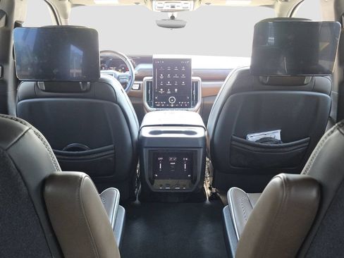 Used 2025 GMC Yukon Denali Ultimate AWD/4WD image 12