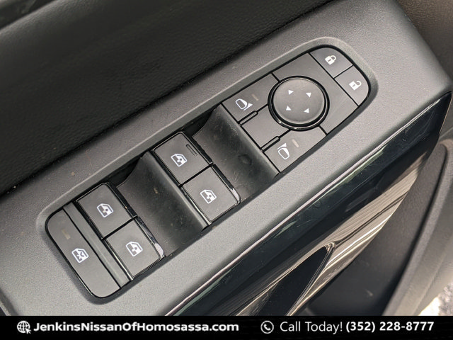 Used 2025 Nissan Pathfinder SV w/ SV Premium Package FWD image 34