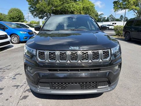 Used 2024 Jeep Compass Latitude AWD/4WD image 2