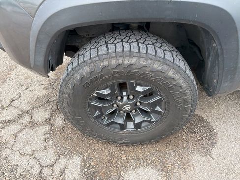 Used 2016 Toyota Tacoma TRD Off-Road w/ Towing Package AWD/4WD image 6
