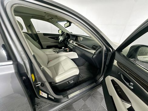 Used 2013 Lexus LS 460 w/ Comfort Pkg RWD image 31