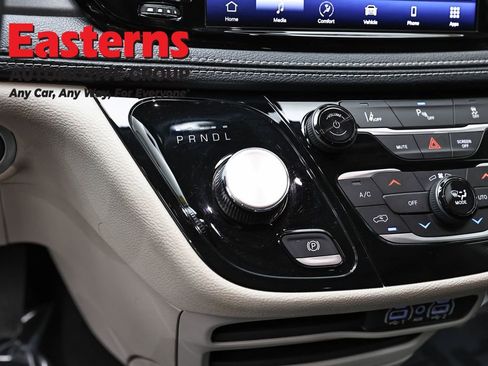 Used 2023 Chrysler Pacifica Touring-L image 13