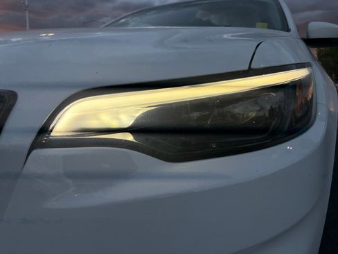 Used 2021 Jeep Cherokee Latitude Plus AWD/4WD image 9