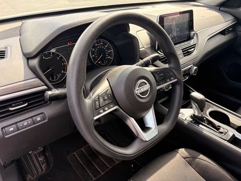 Used 2024 Nissan Altima 2.5 SV FWD image 9