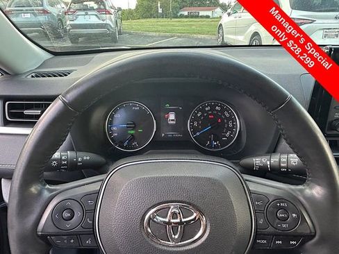 Used 2022 Toyota RAV4 XLE Premium image 16
