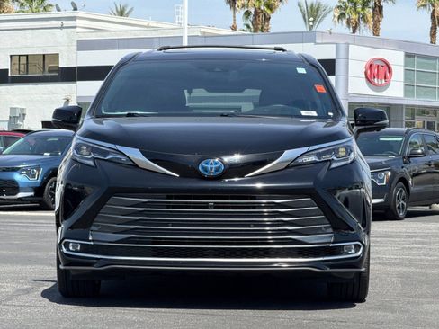 Used 2025 Toyota Sienna Platinum FWD image 8