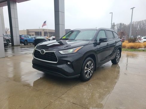 Used 2024 Toyota Highlander XLE image 3
