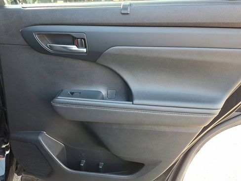 Used 2023 Toyota Highlander XLE image 14