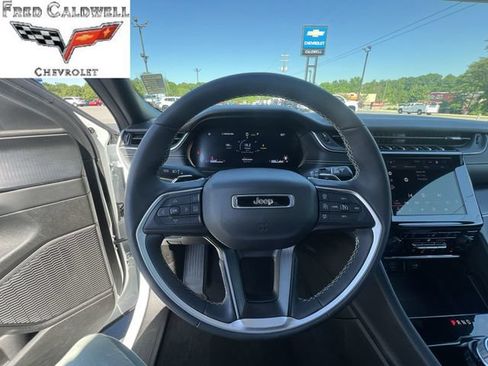 Used 2025 Jeep Grand Cherokee Altitude AWD/4WD image 17