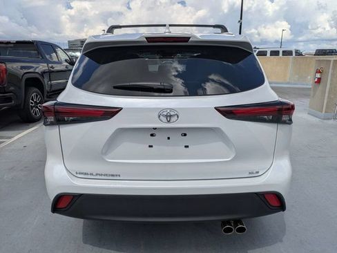 Used 2025 Toyota Highlander XLE FWD image 4