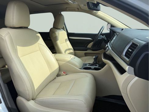 Used 2019 Toyota Highlander XLE AWD/4WD image 24