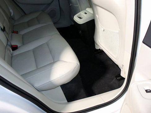 Used 2021 Volvo XC60 T5 Momentum w/ Protection Package image 33