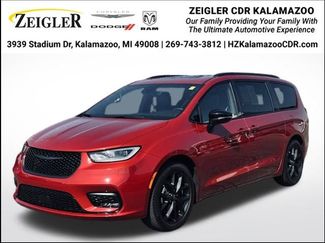 Certified 2025 Chrysler Pacifica Limited FWD video 1