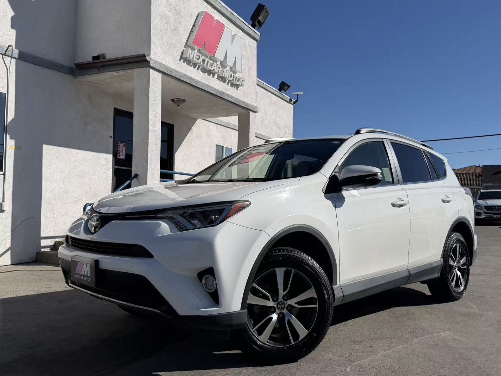 Used 2018 Toyota RAV4 XLE FWD image 1