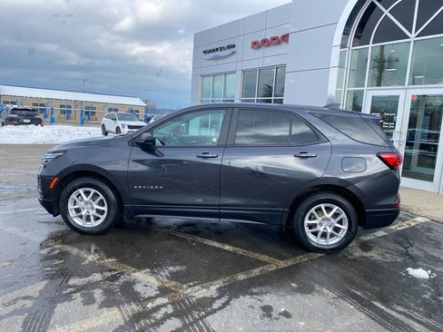 Used 2022 Chevrolet Equinox LS w/ LS Convenience Package image 2