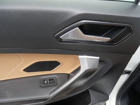 Used 2022 Volkswagen Tiguan SE w/ Panoramic Sunroof Package image 24