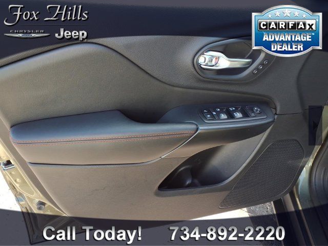 Used 2019 Jeep Cherokee Trailhawk AWD/4WD image 13