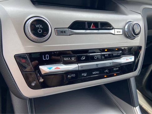 Used 2020 Ford Explorer XLT w/ Equipment Group 202A image 29