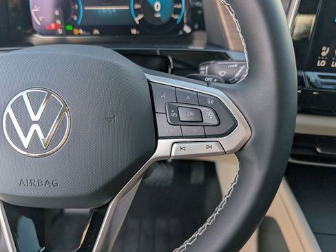 Used 2025 Volkswagen Atlas SE image 17