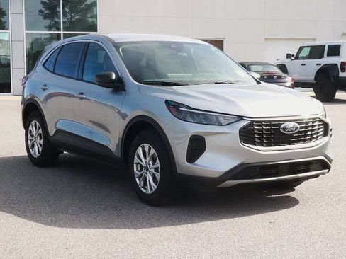Used 2023 Ford Escape Active w/ Tech Pack #1 AWD/4WD image 3