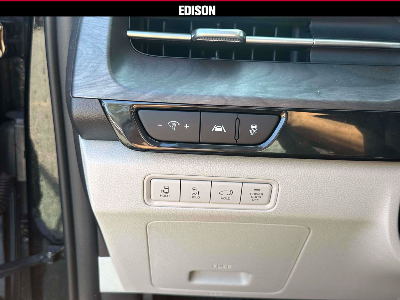 Used 2024 Kia Carnival EX FWD image 19
