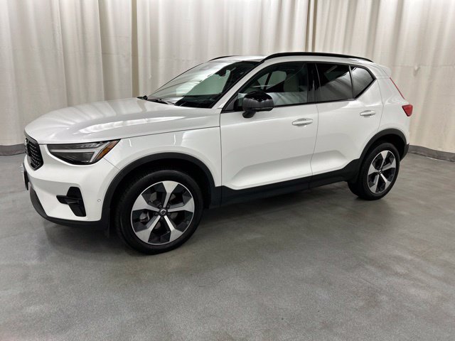 Used 2024 Volvo XC40 B5 Plus w/ Climate Package AWD/4WD image 2