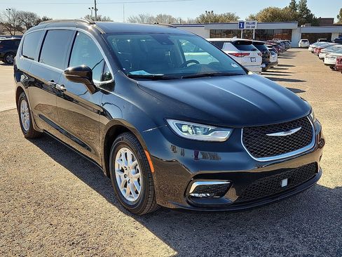 Used 2022 Chrysler Pacifica Touring-L image 4