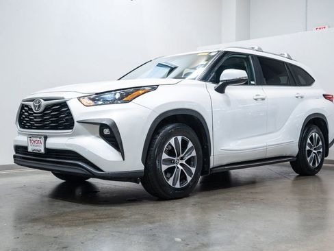 Used 2023 Toyota Highlander XLE AWD/4WD image 3