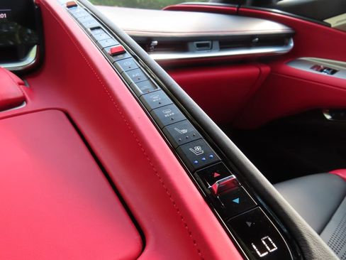 Used 2023 Chevrolet Corvette Stingray Premium Conv w/ Z51 Performance Package RWD image 9