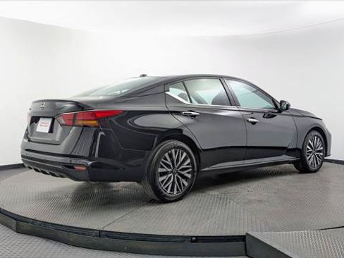 Used 2025 Nissan Altima 2.5 SV FWD image 8