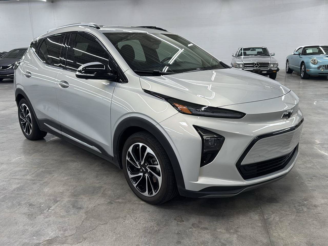 Used 2023 Chevrolet Bolt EUV Premier w/ Sun & Sound Package FWD image 4
