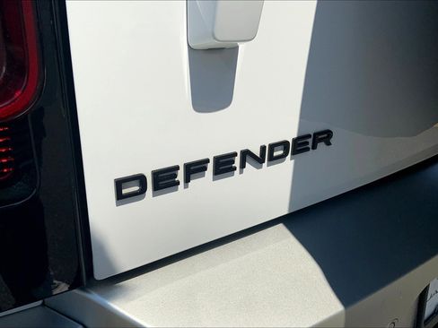 Used 2024 Land Rover Defender 110 S image 9