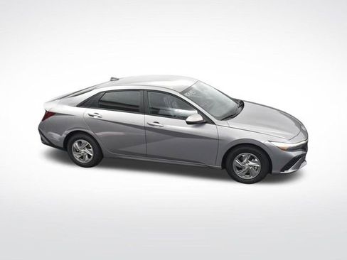Used 2025 Hyundai Elantra SE FWD image 28
