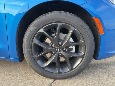 New 2026 Chrysler Pacifica Select w/ S Appearance Package FWD image 8