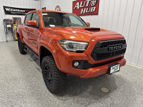 Used 2018 Toyota Tacoma TRD Sport AWD/4WD image 4