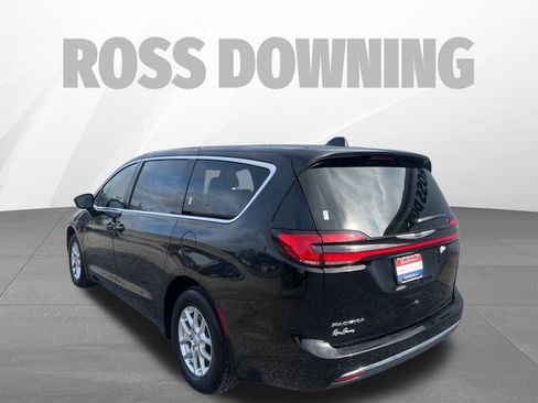 Used 2025 Chrysler Pacifica Select image 6