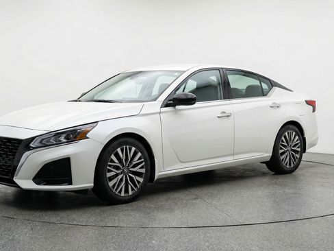 Used 2025 Nissan Altima 2.5 SV image 3