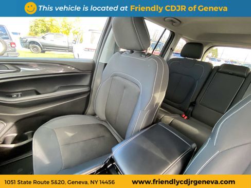 Used 2023 Jeep Grand Cherokee Laredo w/ Luxury Tech Group I image 11