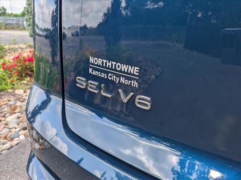 Certified 2023 Volkswagen Atlas Cross Sport SEL R-Line AWD/4WD image 18